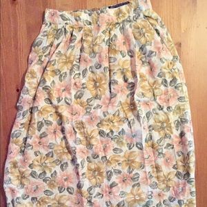 Adorable floral vintage midi skirt with pockets