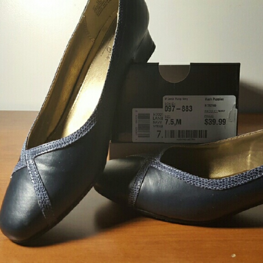 Soft Style navy blue heels