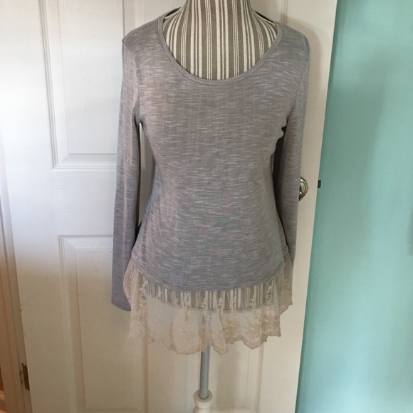 love on a hanger Tops - 🎀Beautiful Gray shirt w/Lace underlay Size L 🎀