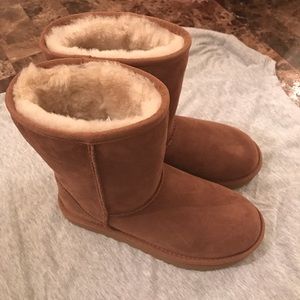 Brand new brown uggs