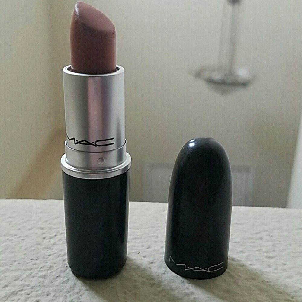 Mac lipstick matte in color yash!