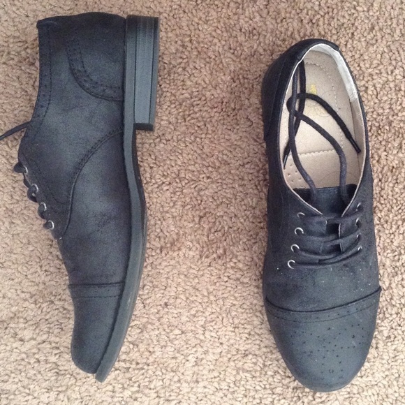 Comfortable Black white mountain shoes - Picture 2 of 2