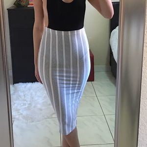 WHITE BOOHOO MIDI SKIRT W/ BLACK LINE PATTERN