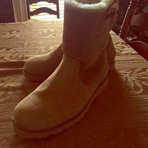 Great warm UGG boots you'll love. Camel cowgirl.