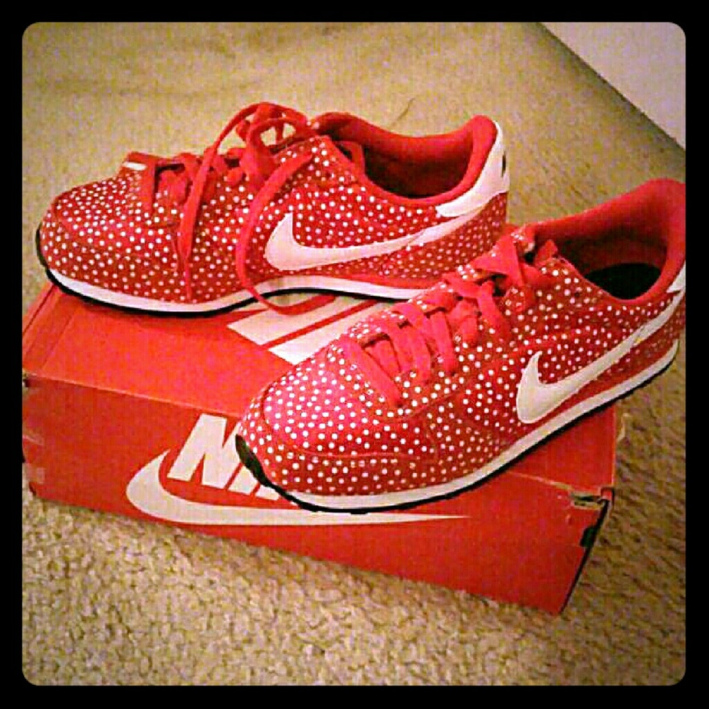 Womens 9.5 Nike Genicco