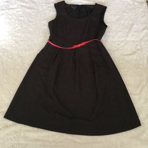 Sleeveless polka dot dress with coral belt