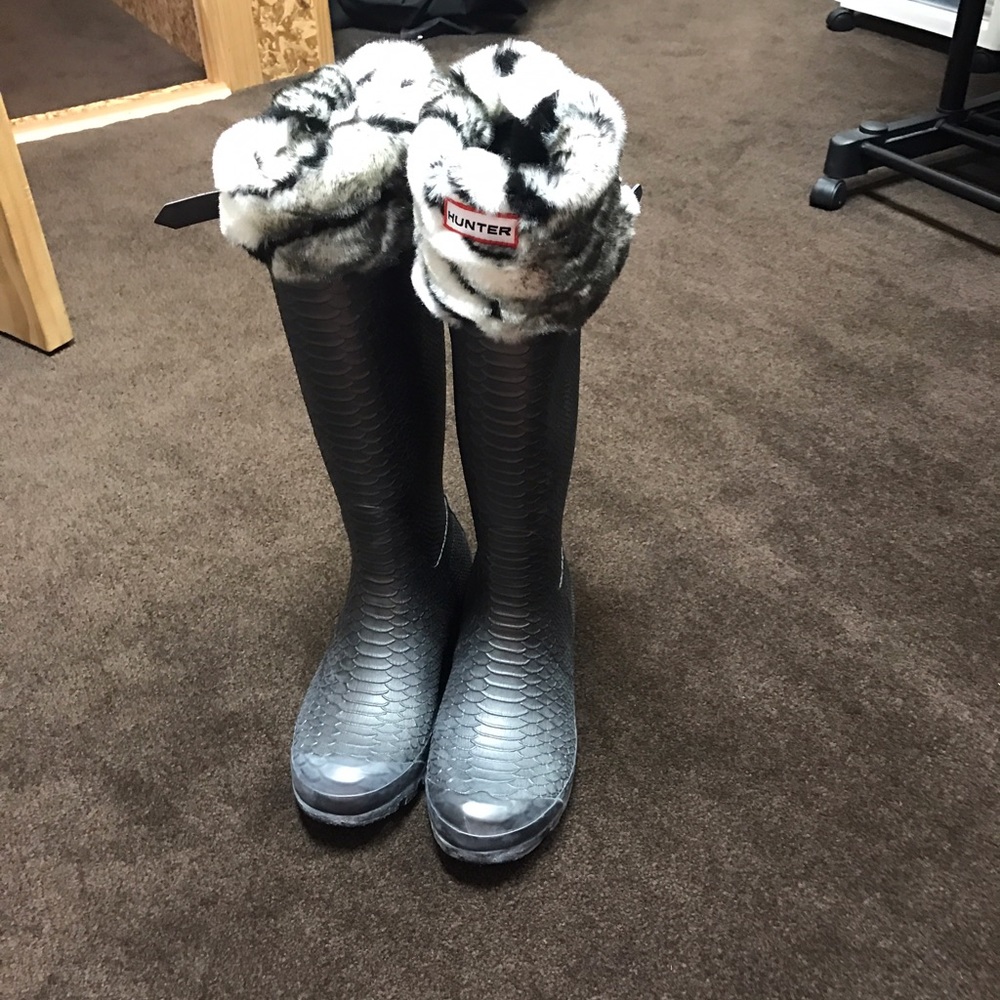 ⭐️MOVING SALE ⭐️Hunter Rain Boots w/ Socks Size 7