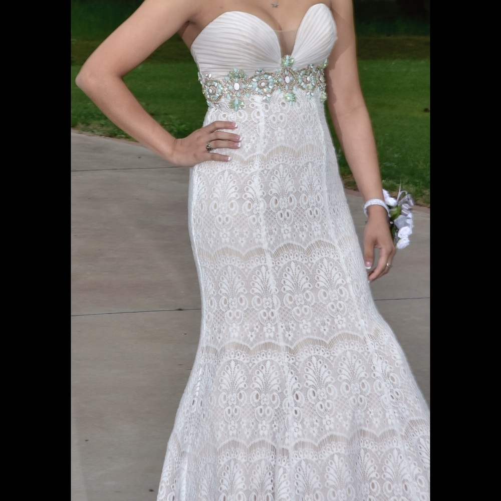 A size 2 dress, that has only been once