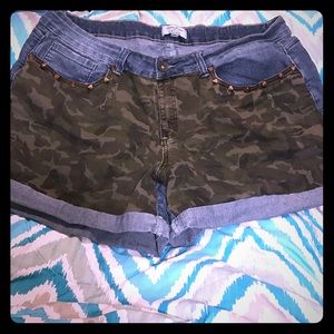 💚Camo shorts with studded pockets!💚
