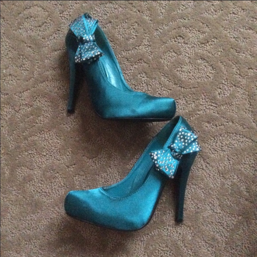 ✨FLASH SALE✨Just Fab Satin Heels in Teal.