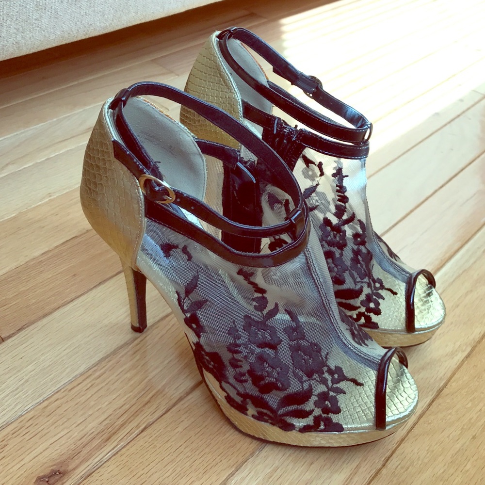 Anne Michelle gold and black pumps