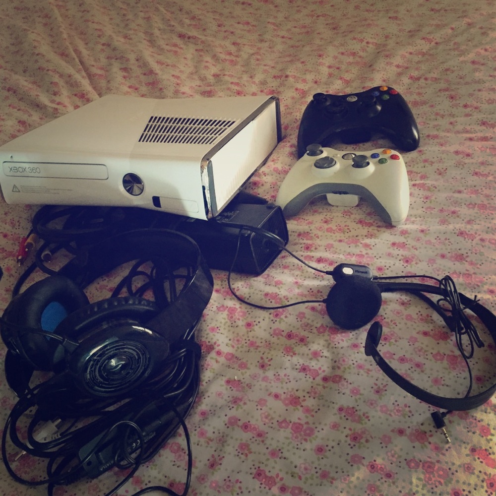 Xbox360, 2 controllers, 2 head sets