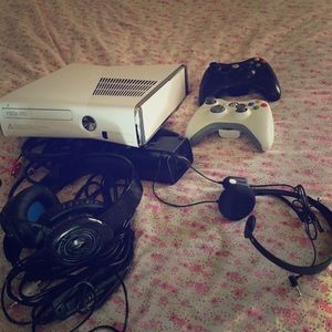 Xbox360, 2 controllers, 2 head sets