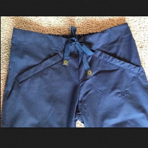 SOLD    Navy Blue Urbane Sport Women's Scrubs NWOT - Picture 3 of 4