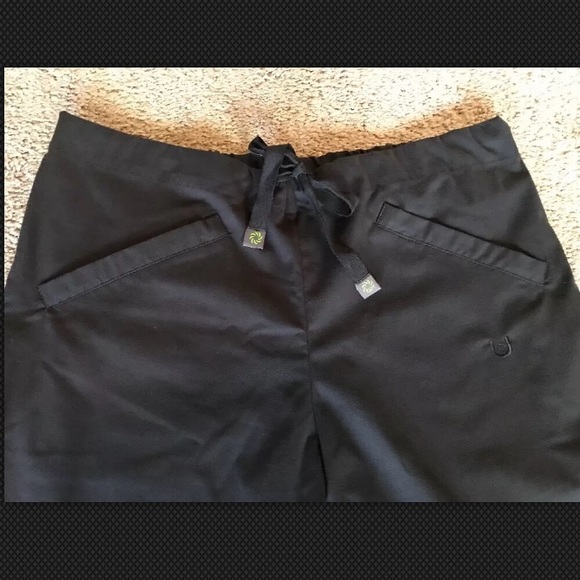 SOLD Urbane Sport Women's Scrubs Black - Picture 3 of 4