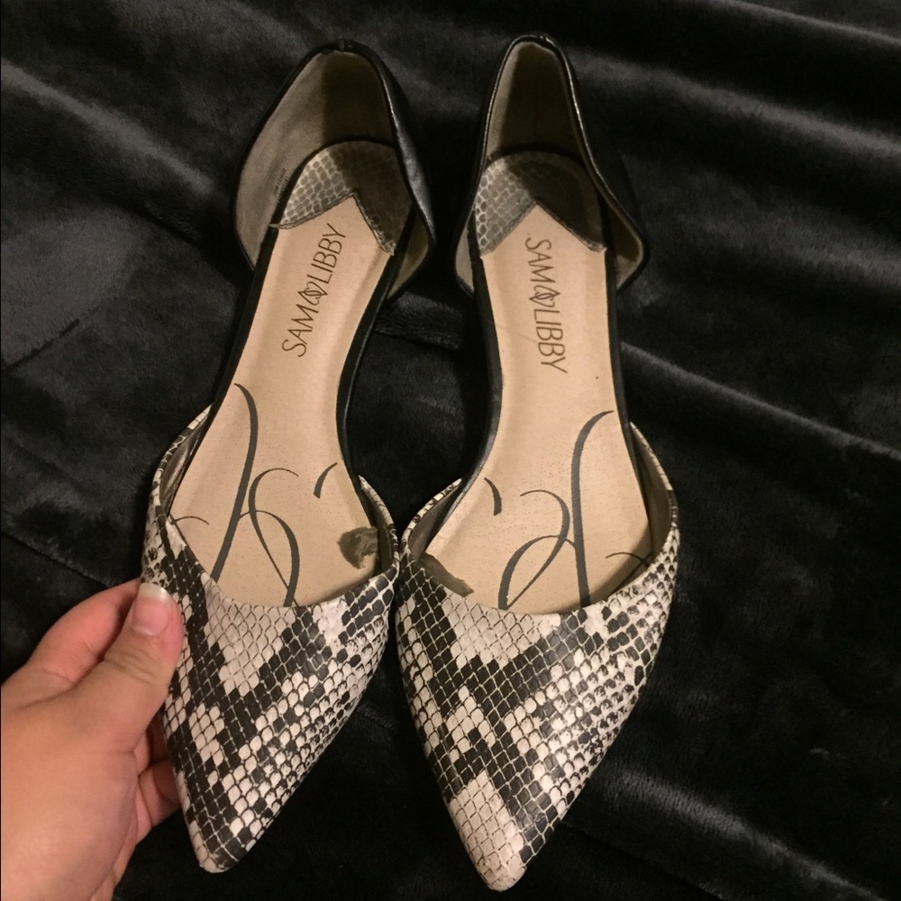 Snake print pointy shoes