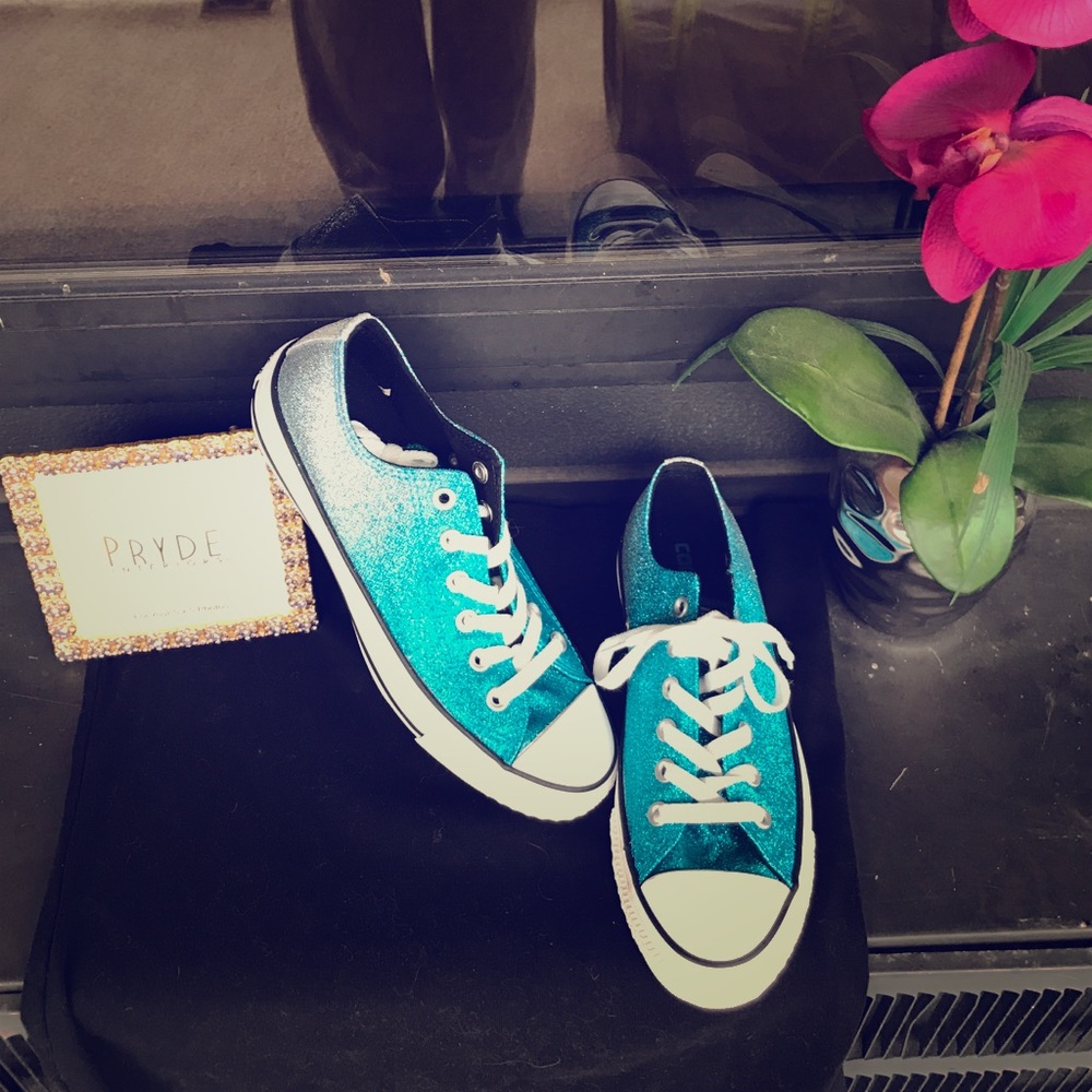 NWOT! 🎉Blue/Silver Glittered Converse!
