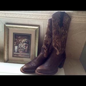 Cowgirl boots brand new tag on it.