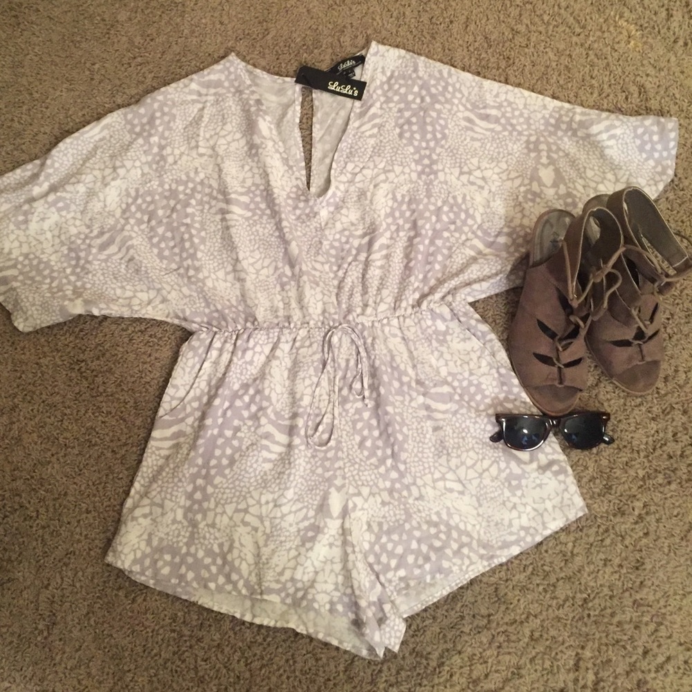 NWT Lulu's Romper - white/grey