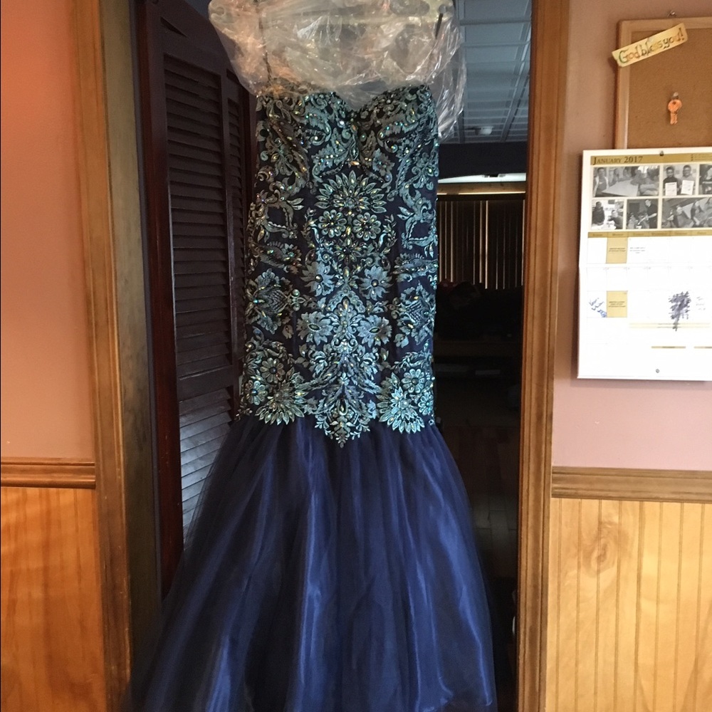 Blue mermaid dress. Never worn. Medium.