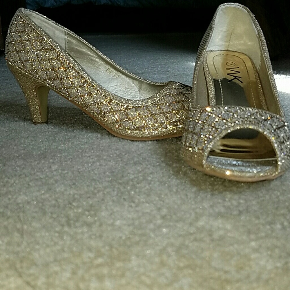 Luxurious Elegant gold heels