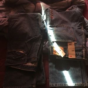 2 pair of Levi jeans
