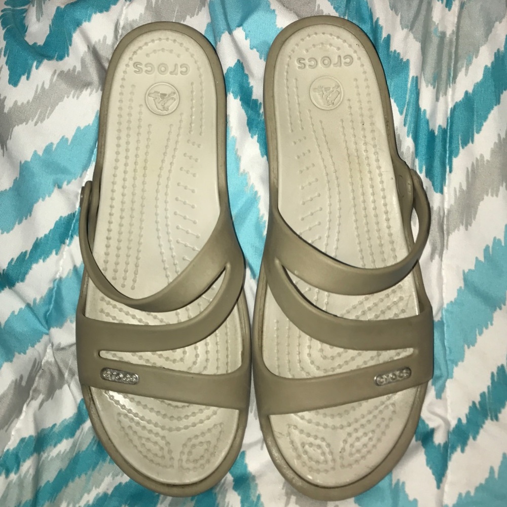 🐊Tan CROCS Wedge Sandals!🐊