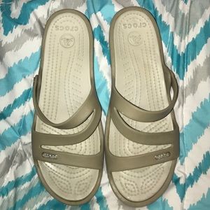 🐊Tan CROCS Wedge Sandals!🐊