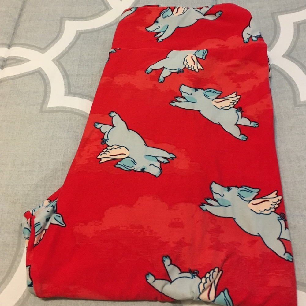 Lularoe 🐷 can fly. Great pattern great condition.