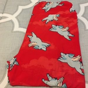 Lularoe 🐷 can fly. Great pattern great condition.