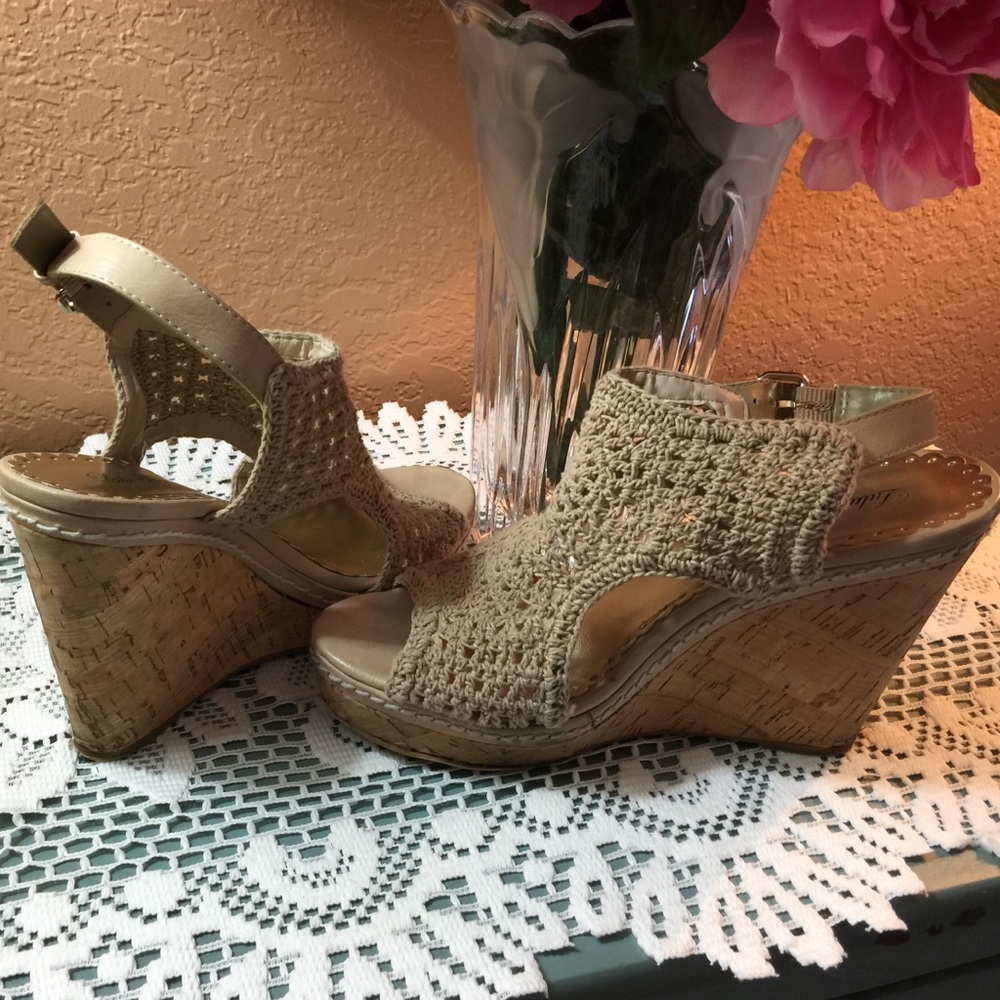 Lulu Townsend SZ 8.5 M crocheted wedge.