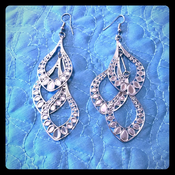 Jewelry - Pretty Dangle bright silver earrings light