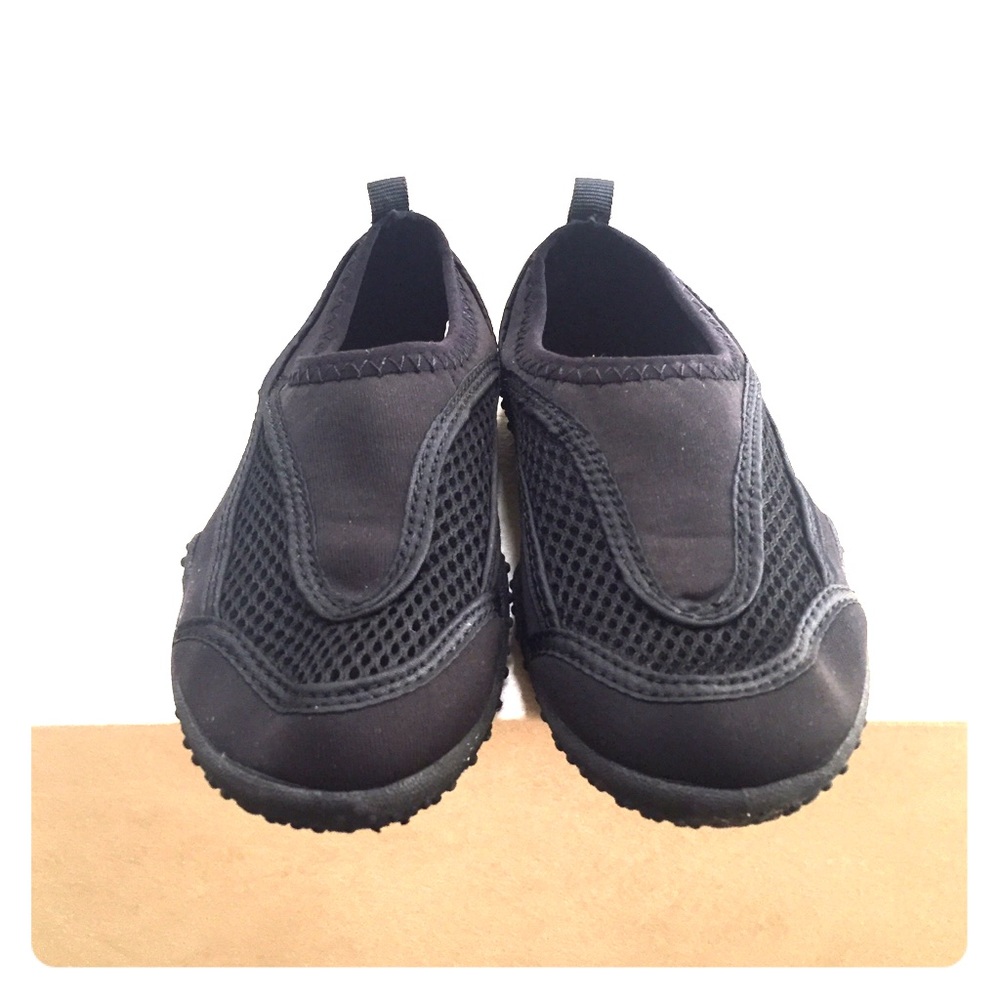 Maui & Sons water shoes