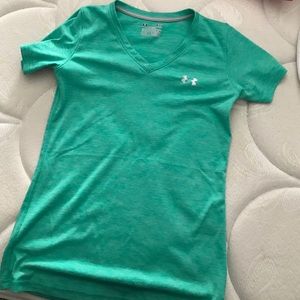 Green semi fitted under armour shirt