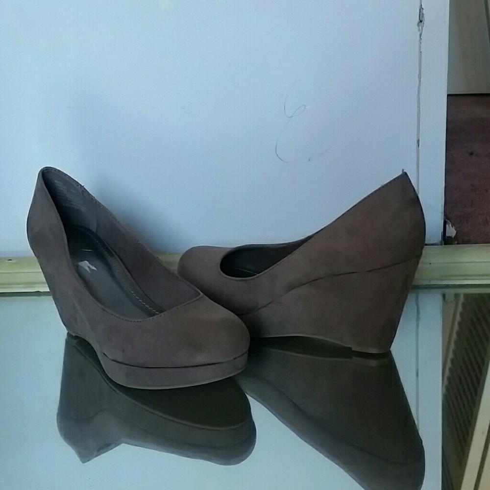 Suede taupe wedges