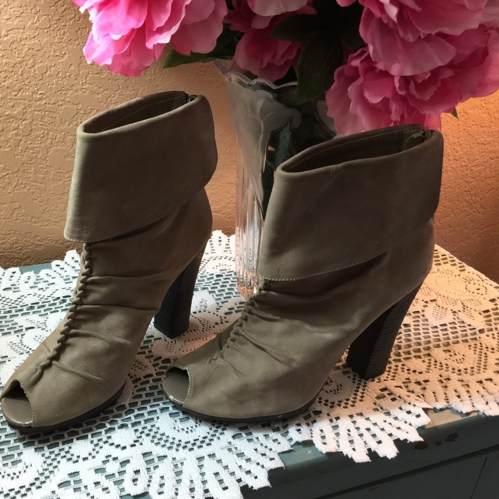 Fifi & Elvis zippered boot.