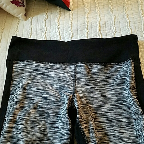 Yoga pants. Workout capris - Picture 2 of 4