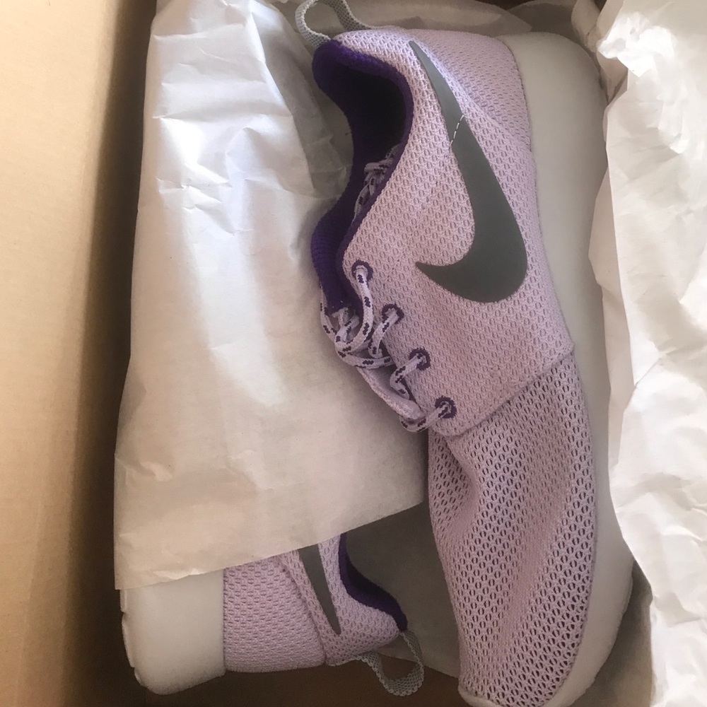 Women's Nike Roshe Run Size 7 Brand New in Box