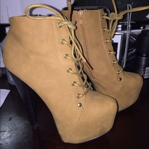 Boots heels really comfortable and casual nice 😍