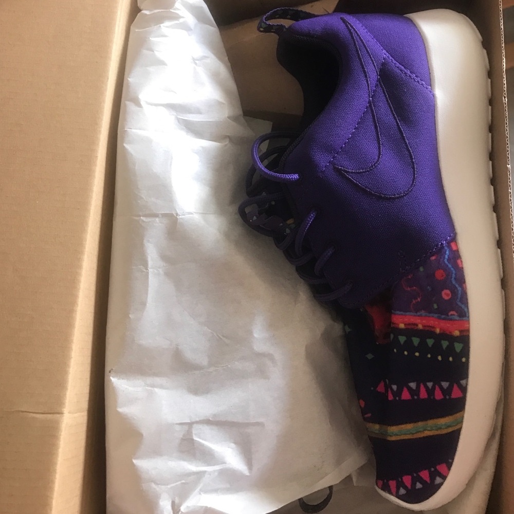 RARE! Women's Nike Roshe Run Size 7.5 New in Box