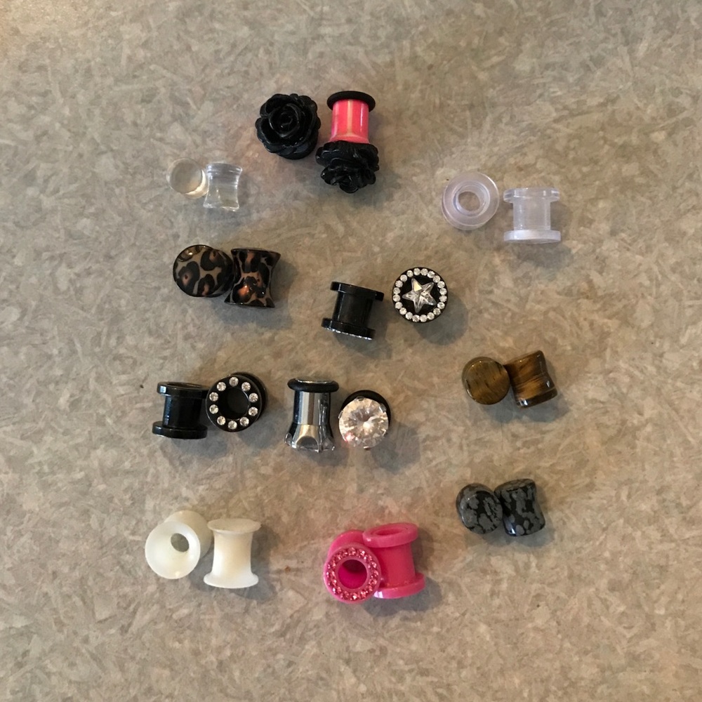 11 pairs of size 0 plugs