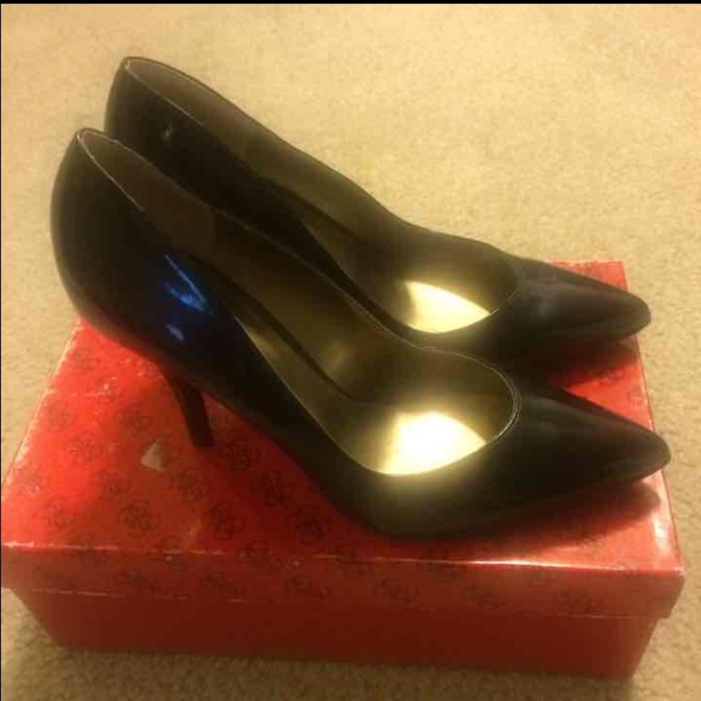Guess black patent pump size 6