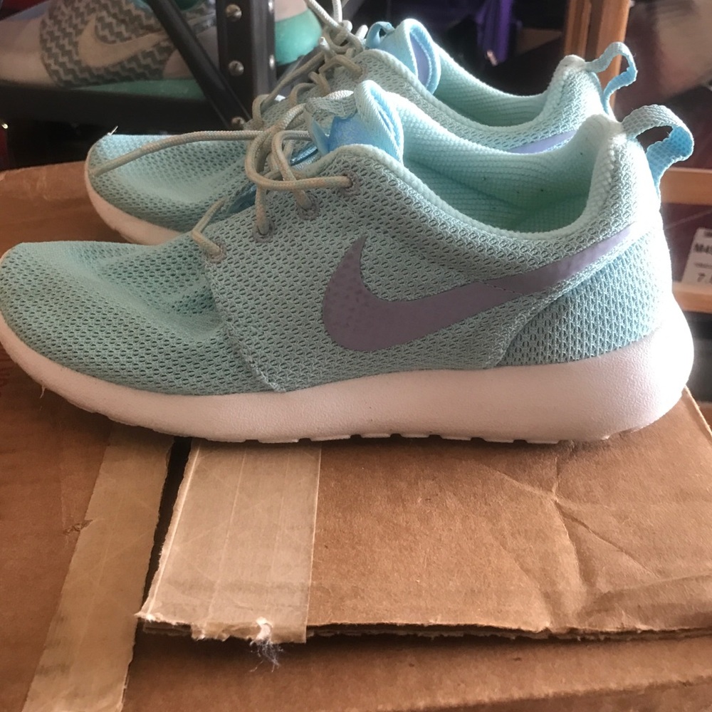 Women's Roshe Run Size 7 - barely worn