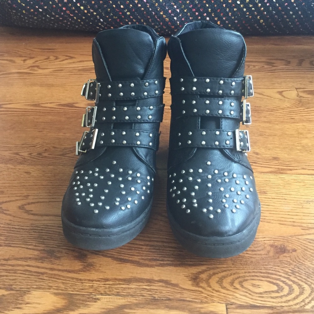 Black and silver Buckle boots