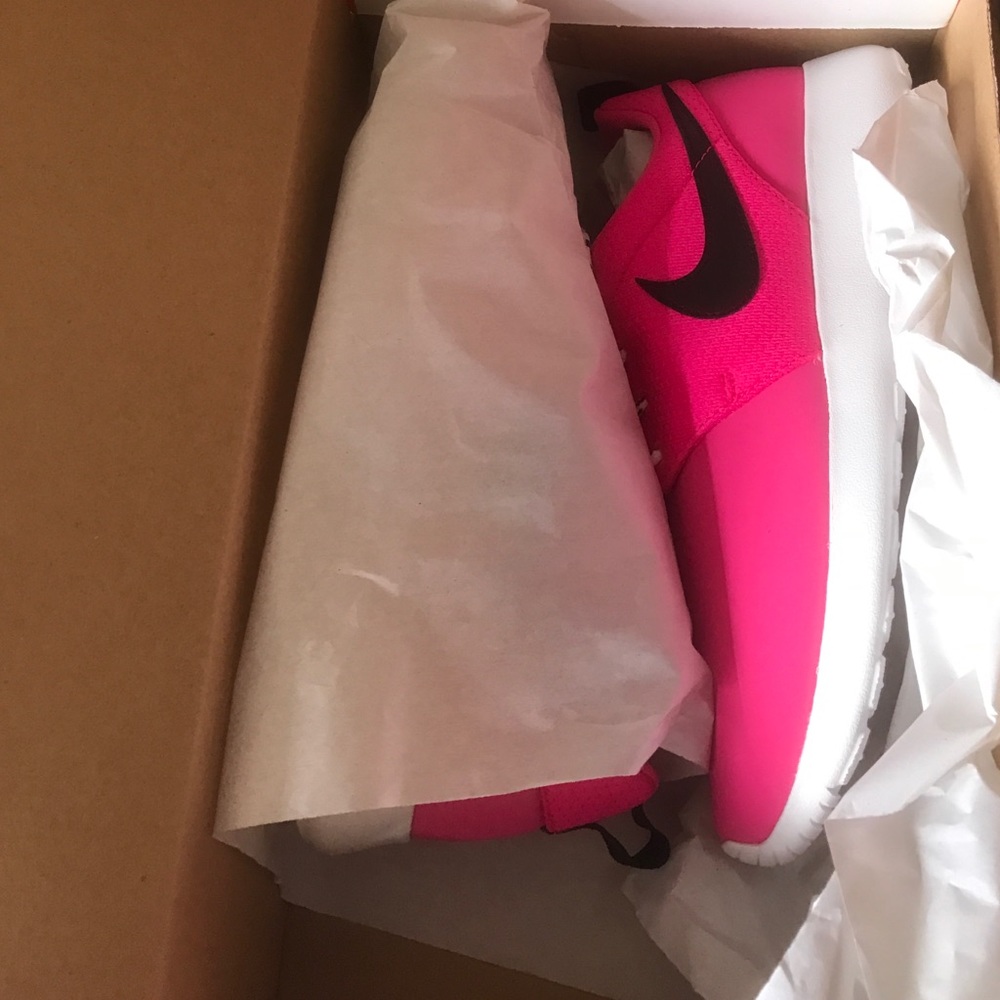 Nike Roshe Run 5.5Y / Women's 7 NIB