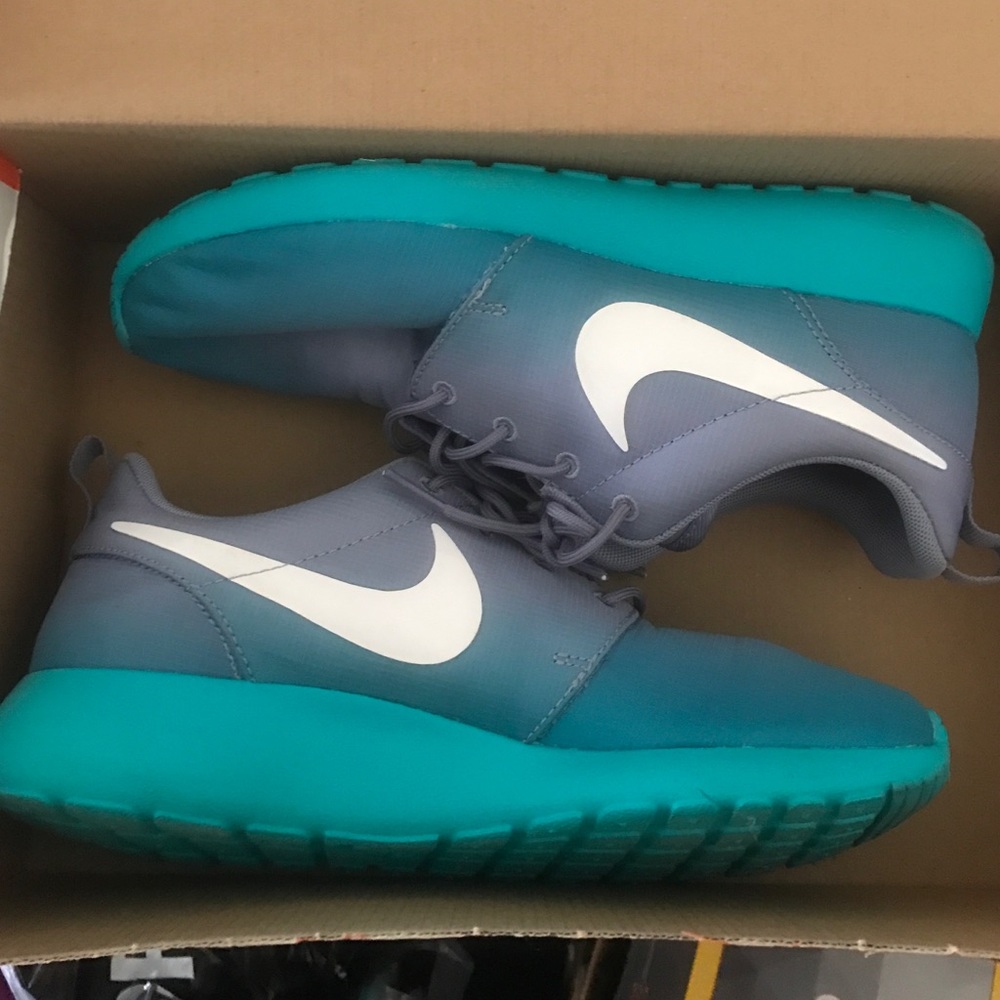 Women's Nike Roshe Run Size 7 GUC
