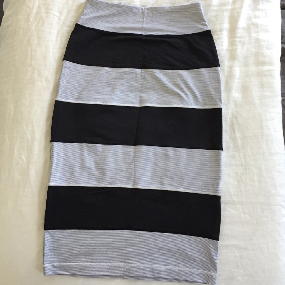 Lululemon yoga over skirt - Picture 2 of 4