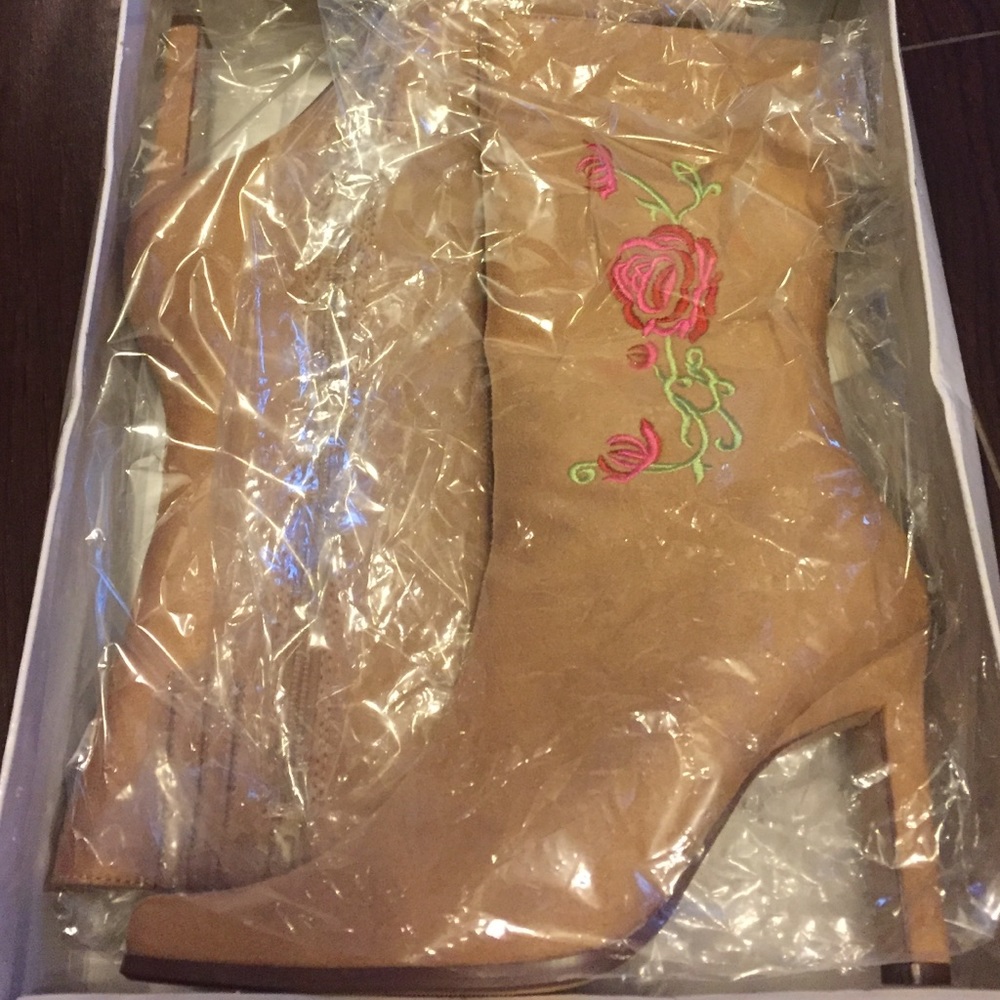 Brand new heeled boots size 8