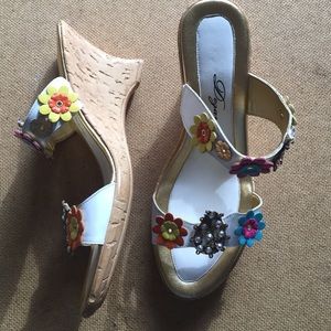 Desario 3" heel wedge sandal white & gold & flower