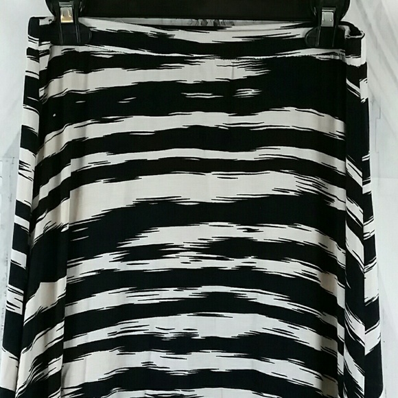 Roz & Ali Floor Length Maxi Skirt size Small - Picture 2 of 3